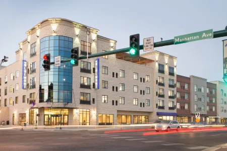 Bluemont Hotel Отели рядом с достопримечательностью «Alpha Xi Delta»