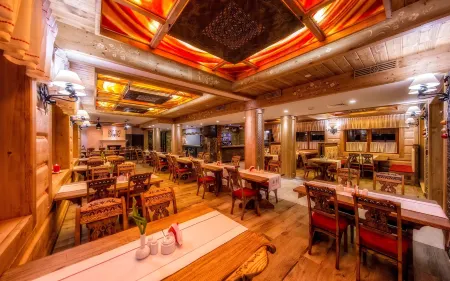 Gold Hotel Отели рядом с достопримечательностью «Prometheus Shot dead Monument»