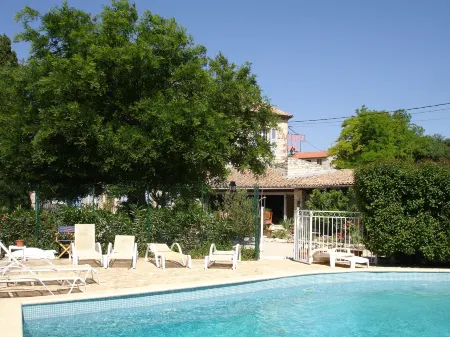 Logis Auberge de Tavel Отели в г. Тавель