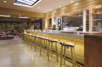 DoubleTree by Hilton Hotel Tulsa Downtown - Barer