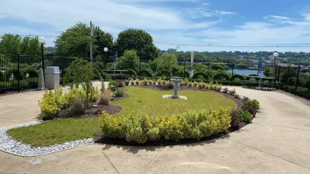 Orbits Inn Отели рядом с достопримечательностью «Battleship Cove»