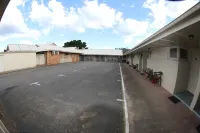Sleepy Hill Motor Inn - parking