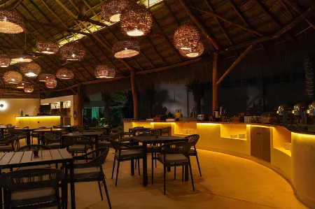 Hotel Calypso Cancun Отели рядом с достопримечательностью «Плайя Гавиота Асуль»