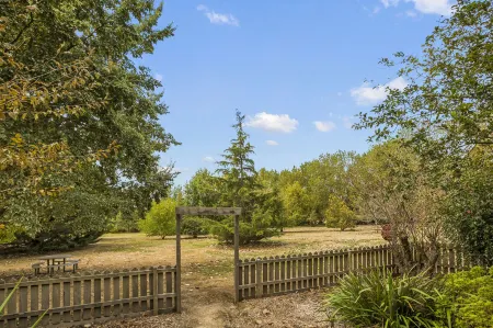 Stayau 3Br Quaint Countryside Cottage Отели в г. Баджер Крик