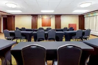 La Quinta Inn & Suites by Wyndham Milwaukee Bayshore Area Hotels in Glendale
