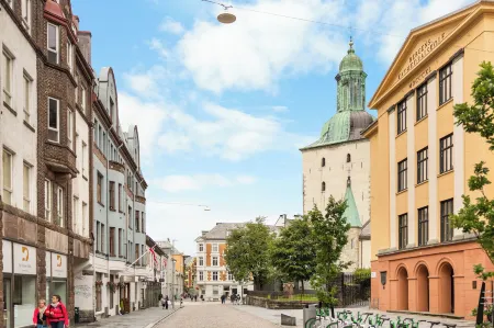 Breeze Hotel Victoria Отели рядом с достопримечательностью «Гора Флёйен»