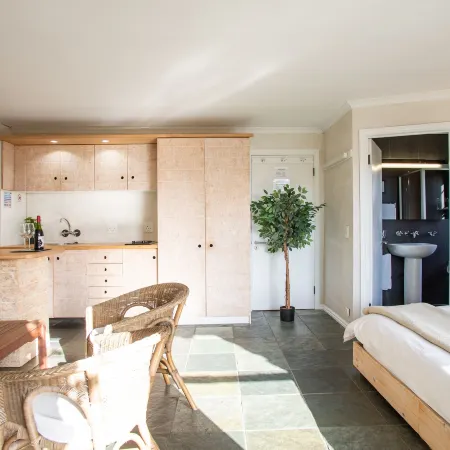 African Violet Guest Suites Отели рядом с достопримечательностью «Торговый центр Longbeach»