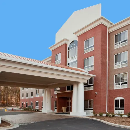 Holiday Inn Express & Suites RALEIGH SW NC STATE by IHG Отели рядом с достопримечательностью «Мемориальная колокольня»