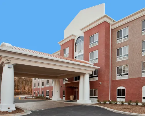 Holiday Inn Express & Suites RALEIGH SW NC STATE by IHG โรงแรมใกล้หอระฆังอนุสรณ์