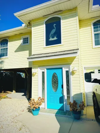 Delightful 3-bedroom house in Gibsonton with WiFi access