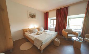 Rooms & Apartments Podsreda Castle
