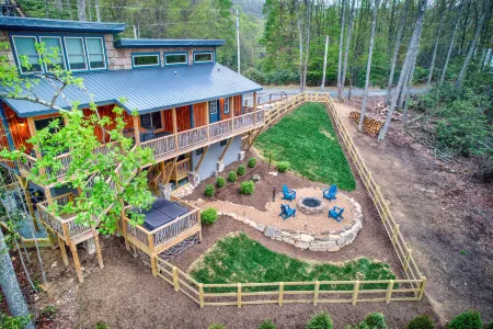 Private Hot Tub and Fire Pit Oasis - Gorgeous Mountain Retreat