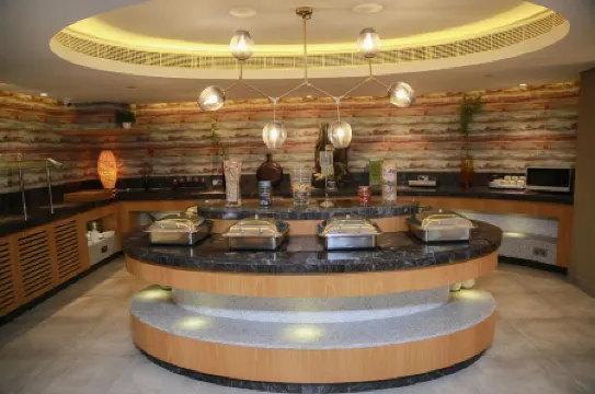 Versailles by Vieras Hotel Отели рядом с Аэропорт Дубай