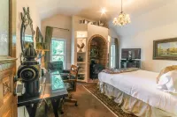 The Victoria Bed & Breakfast Hotels in Бентонвіль