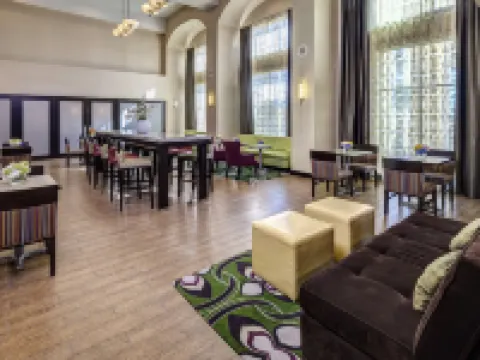 แฮมป์ตัน อินน์แอนด์สวีทส์ ปาล์มเดสเซิร์ต โรงแรมในปาล์มดีเซิร์ท