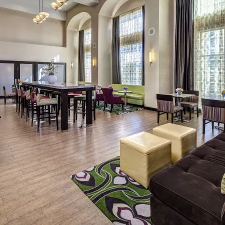 Hampton Inn & Suites Palm Desert