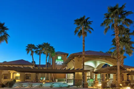 Holiday Inn Express & Suites Rancho Mirage - Palm Spgs Area Отели рядом с достопримечательностью «Обсерватория Ранчо Мираж Лайбрари &»