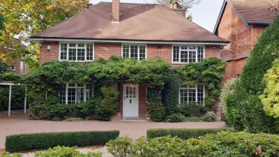 ลิตเติ้ล โรบิน เกต โรงแรมใน