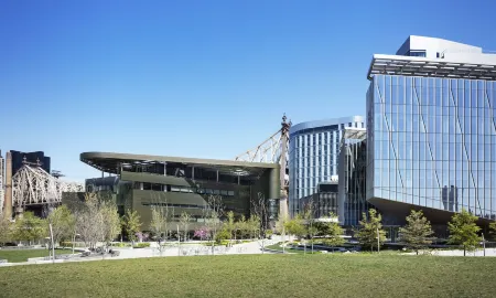 Graduate by Hilton New York Отели рядом с достопримечательностью «Центр современного искусства P.S.1»