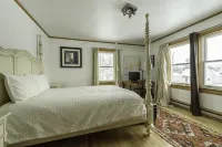 Maison Sherman's House Hotels in Scotstown