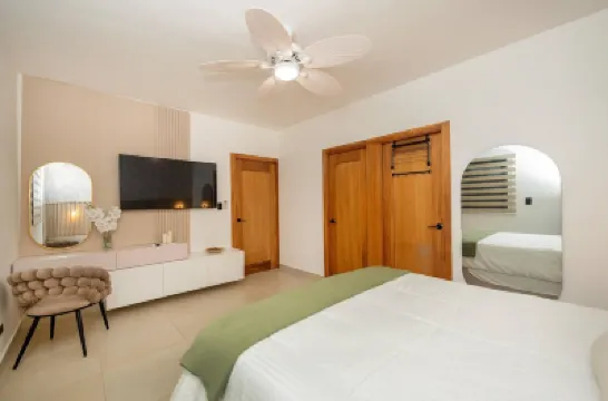 Dream Stay - Pool & Gym - 10Min Airport & Homs Hotels in 