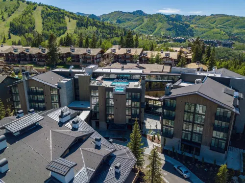 Goldener Hirsch, Auberge Collection - parking