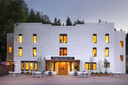 Eagle River Inn Отели в г. Минчерн