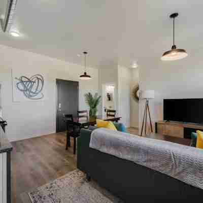 Modern Retreat Near Henry Ford Rooms