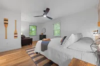 Cozy Cabin in the Woods, 3 Br/2Ba, 6 Min. from Lake, w/Hot Tub & Fire Pit!