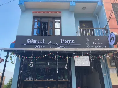 ออลโมสต์ โฮม เกสต์เฮาส์ แอนด์ คาเฟ่ โรงแรมใน