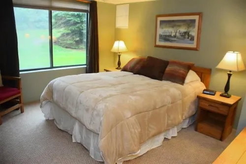 Seven Springs 3 Br Condo, Walk to Slopes! - Apartments