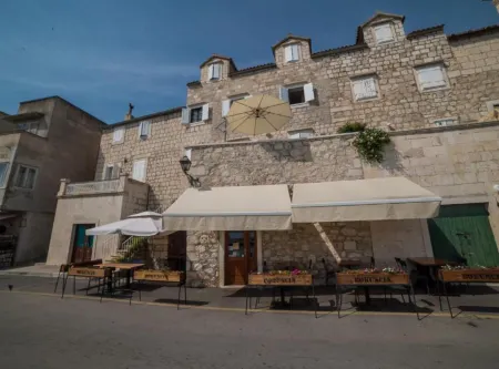 Stone House Seaside Retreat on Brač Island Отели в г. Sutivan