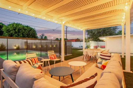 Northview Mid-century Escape Pool Firepit Bocce Отели рядом с достопримечательностью «Пистева Пик»