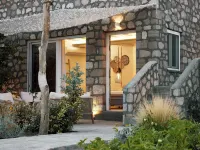 Nirome Luxury Suites โรงแรมในมิลอส