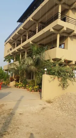 Sauraha Boutique Resort Отели рядом с достопримечательностью «Chitwan Jungle Safari»