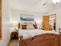 Private Mountain Cabin Retreat 1.5 acres, Amazing Views, Hot Tub, STARLINK Wifi Hotels in Notla