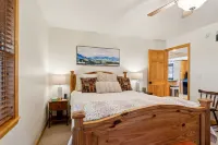 Private Mountain Cabin Retreat 1.5 acres, Amazing Views, Hot Tub, STARLINK Wifi