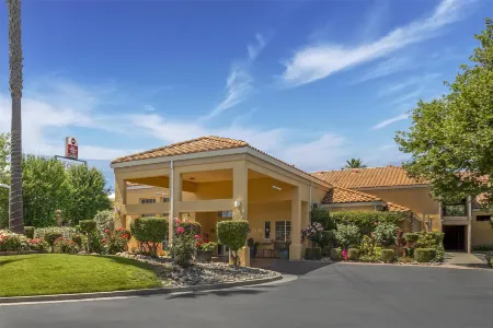 Best Western Plus Dixon Davis Отели рядом с достопримечательностью «Университет Калифорния, Дэвис»