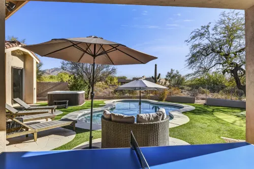 Sparkling Pool and Rooftop Deck - Luxurious Desert Escape 케어프리 호텔