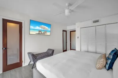 Vista Mar  Scenic 3BR Family Waterfront w Private Dock Hôtels à proximité de : FIU NORTH CAMPUS