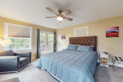 Munjoy Hill hideaway with fireplace & AC - walk to dining & Eastern Promenade
