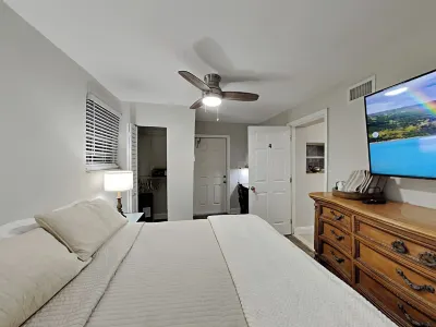 Miami Townhouse with Patio, Gazebo, Free Parking, centrally located