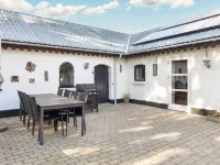 Charming Farmhouse Retreat - Homestays