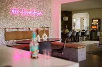 Pickleball Court and Hot Tub - Stunning Outdoor Oasis Hotels in Pioneertown