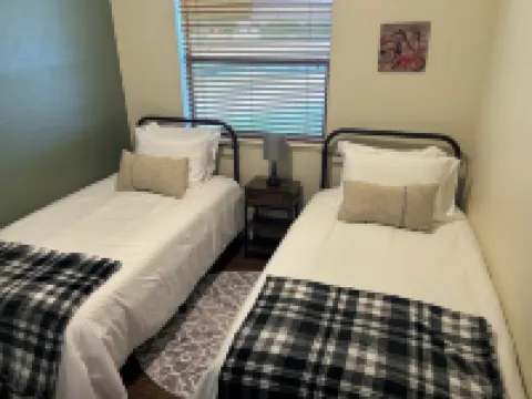 Charming Farmhouse-2 bedroom in a quiet country setting only minutes from town.