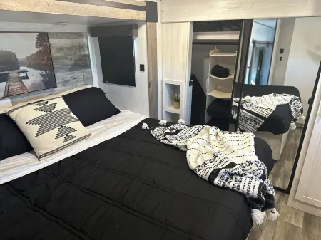 Glamping with gorgeous sunset views, trolley to all wineries