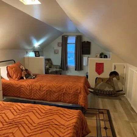 2-bedroom Carriage House in downtown Topeka - AC high speed Wi-Fi & parking