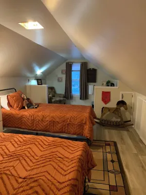 2-bedroom Carriage House in downtown Topeka - AC  high speed Wi-Fi & parking