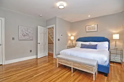 Beacon Hill Penthouse, Stately 2-bedroom apartment with AC, WiFi near MGH Hotels in Beacon Hill