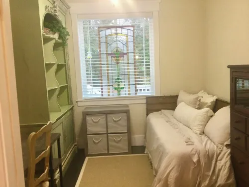 Charming 2-bedroom cottage with AC, High Speed WiFi in gorgeous Hansville.